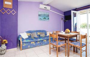 Cozy Apartment In Pakostane With Wifi