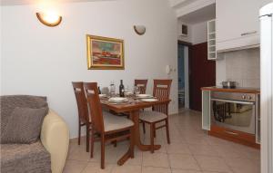 Cozy Apartment In Vodice With Kitchen