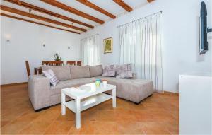 Awesome Home In Radonic With 2 Bedrooms, Wifi And Outdoor Swimming Pool