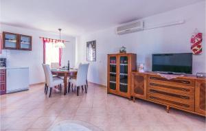 Amazing Apartment In Vrsar With 2 Bedrooms, Wifi And Outdoor Swimming Pool