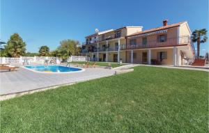 Amazing Apartment In Vrsar With 2 Bedrooms, Wifi And Outdoor Swimming Pool