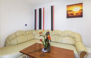 2 Bedroom Stunning Apartment In Pula