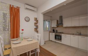 Nice Apartment In Makarska With 1 Bedrooms And Wifi