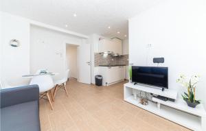 Stunning Apartment In Kastel Luksic