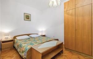 2 Bedroom Lovely Apartment In Ribarica 