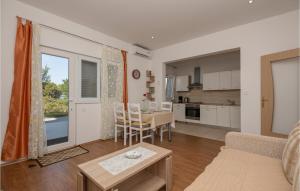 1 Bedroom Awesome Apartment In Makarska