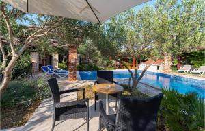 9 Bedroom Cozy Home In Vir 