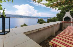 Three-Bedroom Holiday Home With Sea View In Okrug Donji