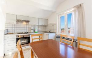 3 Bedroom Beautiful Apartment In Kastel Luksic 