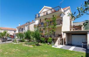 3 Bedroom Beautiful Apartment In Kastel Luksic