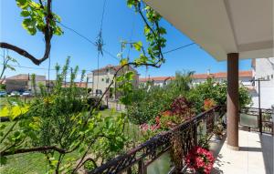 3 Bedroom Beautiful Apartment In Kastel Luksic 