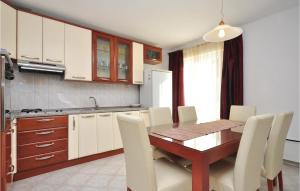 Amazing Apartment In Pucisca With 3 Bedrooms And Wifi