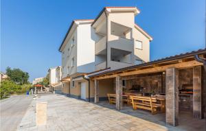 Stunning Apartment In Medulin With House Sea View 