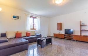 3 Bedroom Stunning Apartment In Liznjan