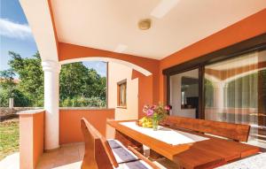 3 Bedroom Stunning Apartment In Liznjan