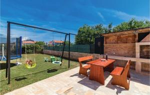 3 Bedroom Stunning Apartment In Liznjan