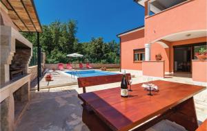 3 Bedroom Stunning Apartment In Liznjan