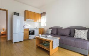 Beautiful Apartment In Makarska With 2 Bedrooms And Wifi