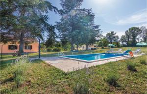 Amazing Home In Krsan With 4 Bedrooms, Wifi And Outdoor Swimming Pool