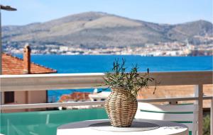 Gorgeous Apartment In Okrug Gornji