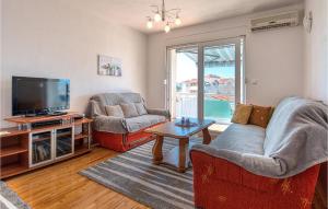 Gorgeous Apartment In Okrug Gornji