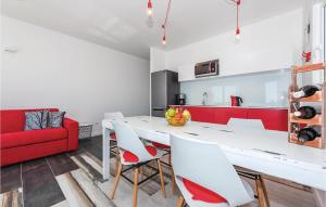 Two-Bedroom Apartment In Brodarica