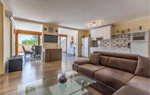 Gorgeous Apartment In Liznjan With Wifi