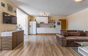 Gorgeous Apartment In Liznjan With Wifi