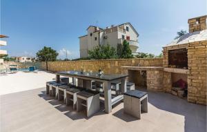 Gorgeous Apartment In Liznjan With Wifi