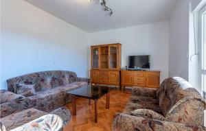 3 Bedroom Cozy Apartment In Kastel Luksic 