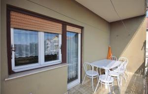 3 Bedroom Cozy Apartment In Kastel Luksic 