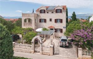 Three-Bedroom Apartment In Supetar