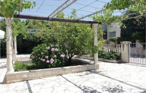 Three-Bedroom Apartment In Supetar