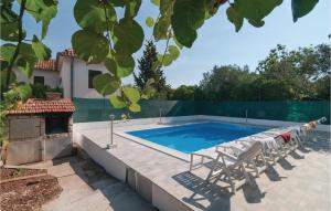 Three-Bedroom Apartment In Supetar