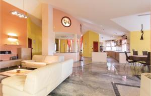 Gorgeous Home In Pula With Wifi 