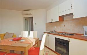 Amazing Apartment In Vodnjan With Kitchen
