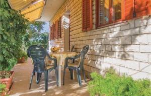 2 Bedroom Amazing Apartment In Pula 