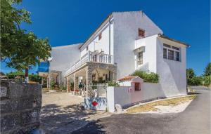2 Bedroom Beautiful Apartment In Porec 