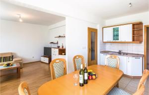 Amazing Apartment In Makarska With 5 Bedrooms And Wifi