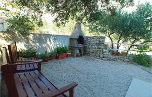 Cozy Apartment In Makarska With Kitchen 
