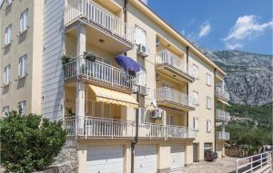 Cozy Apartment In Makarska With Kitchen 