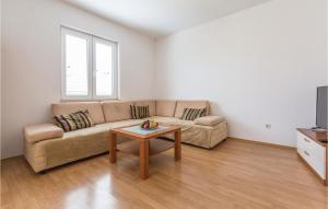 Amazing Apartment In Makarska With 5 Bedrooms And Wifi