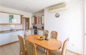 Amazing Apartment In Makarska With 5 Bedrooms And Wifi