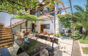 Three-Bedroom Apartment In Medulin