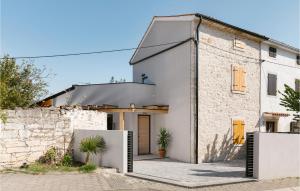 3 Bedroom Nice Home In Medulin 