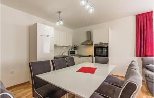 Three-Bedroom Apartment In Medulin