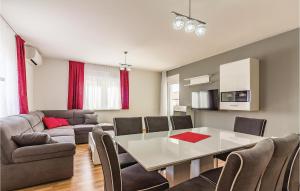 Three-Bedroom Apartment In Medulin
