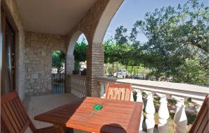 3 Bedroom Nice Apartment In Fazana