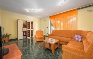 3 Bedroom Nice Apartment In Fazana