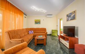 3 Bedroom Nice Apartment In Fazana